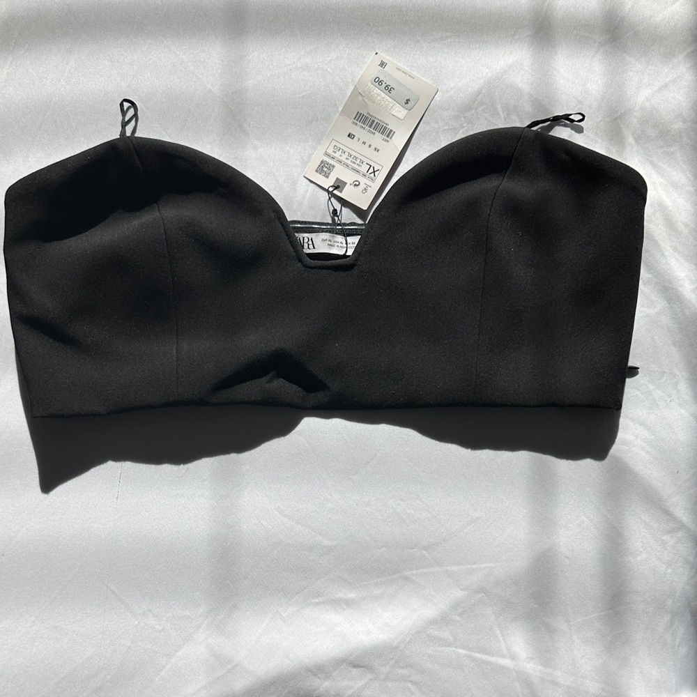 Cropped top with sweetheart neckline. Bandeau with side in-seam zip closure.